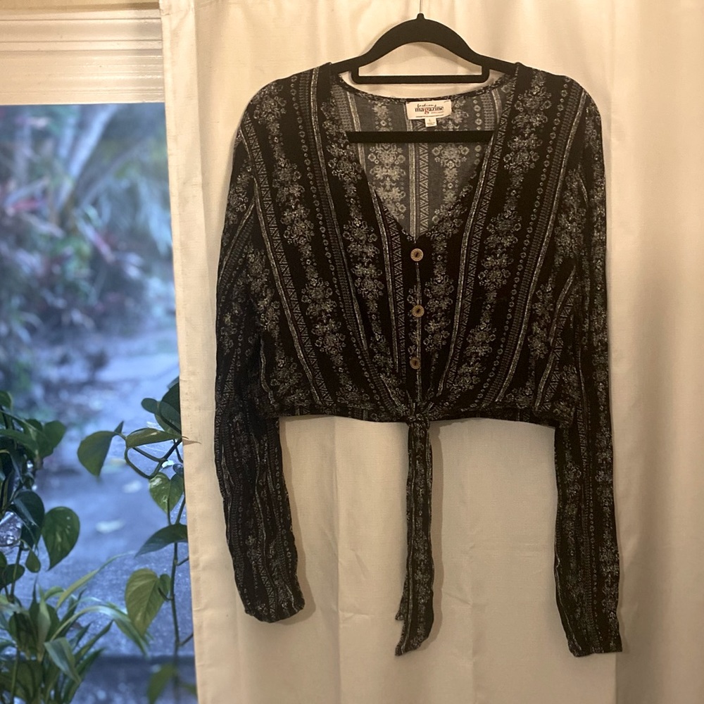 Black and white long sleeve crop top